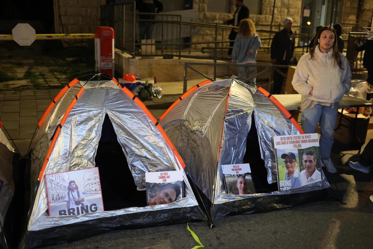 Familiares de los rehenes de Hamás protestan frente al domicilio de Netanyahu