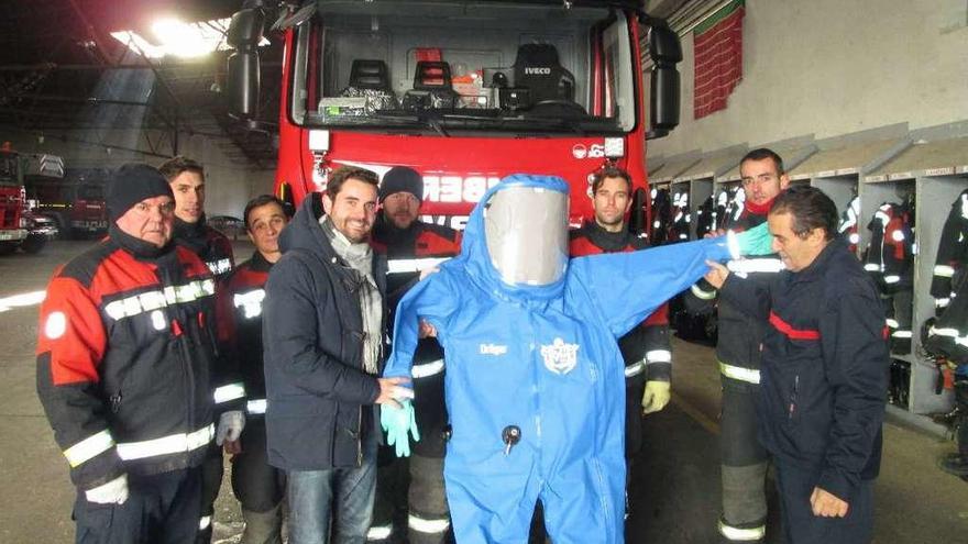 Antidio Fagúndez y Herminio Ramos, junto al resto de bomberos, con el nuevo equipamiento.