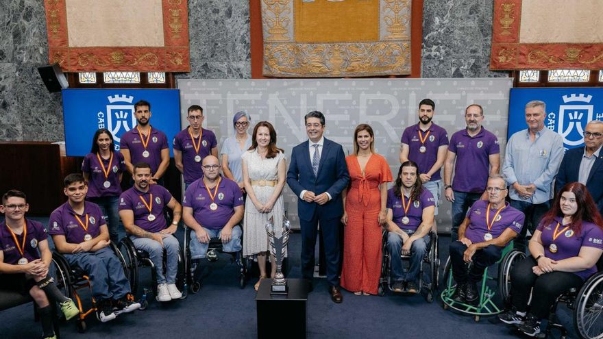 Los componentes del Adein y representantes políticos posan con el trofeo conquistado en la pista del Villa de Leganés. | | E.D.