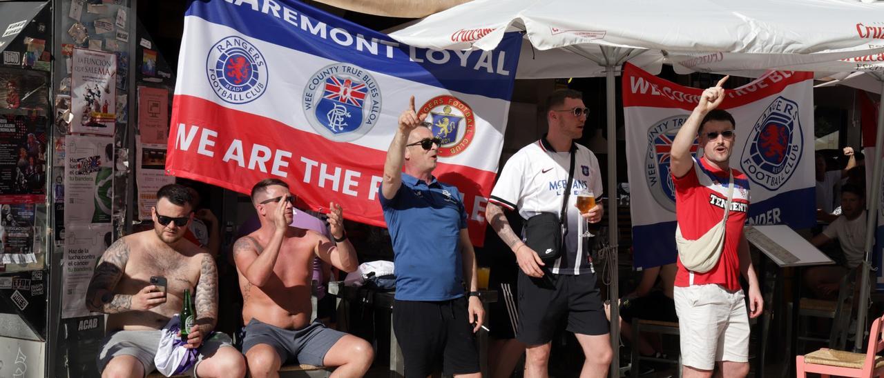 Aficionados del Rangers en el Centro de Málaga antes de disputar la final de la Europa League en Sevilla