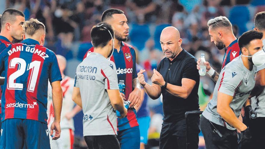 Paco López, dando instrucciones