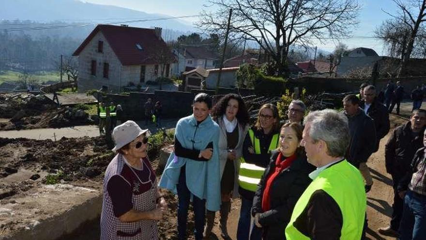 La ministra Pastor charla con la vecina Elvira Domínguez, de Guizán, en su visita a las zonas afectadas por el temporal. //D.P.