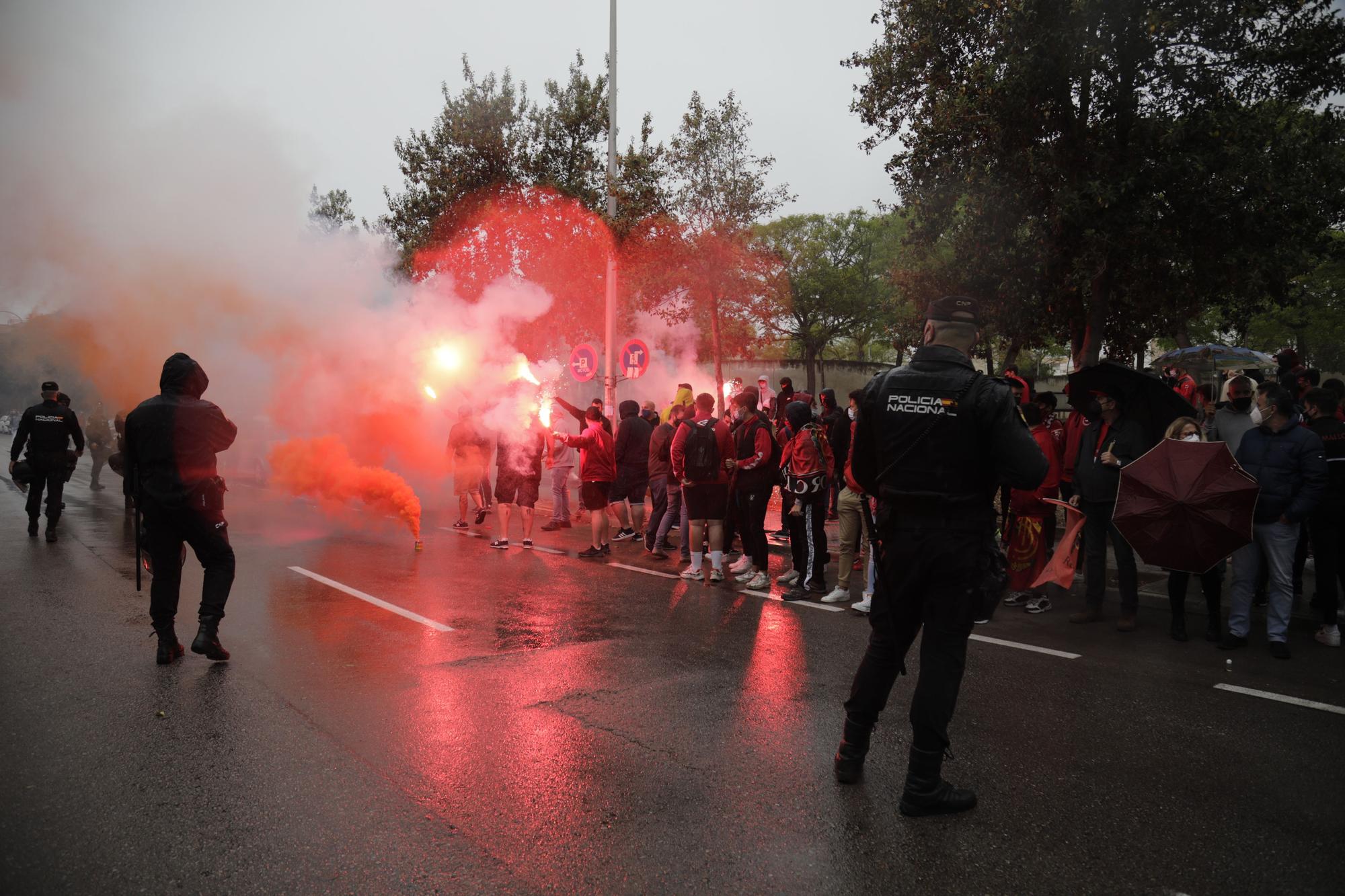 La afición del Real Mallorca recibe a los jugadores en Son Moix pese a la lluvia