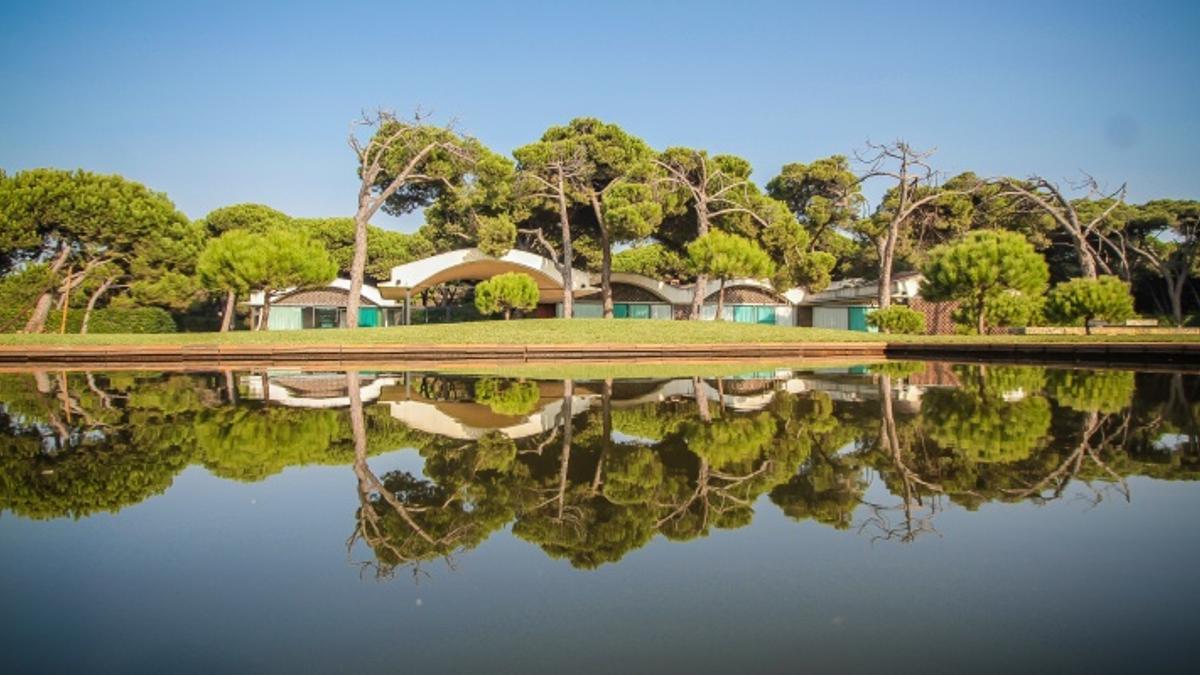 La Casa Gomis, también conocida como La Ricarda, está en el centro de la polémica ampliación del aeropuerto de El Prat.