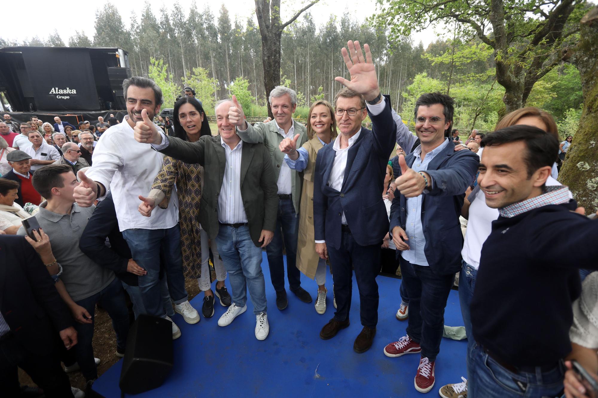 Feijóo se da un baño de masas a su regreso a Galicia