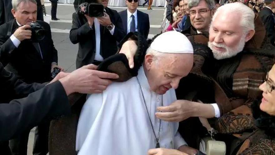 El papa Francisco se pone la capa alistana