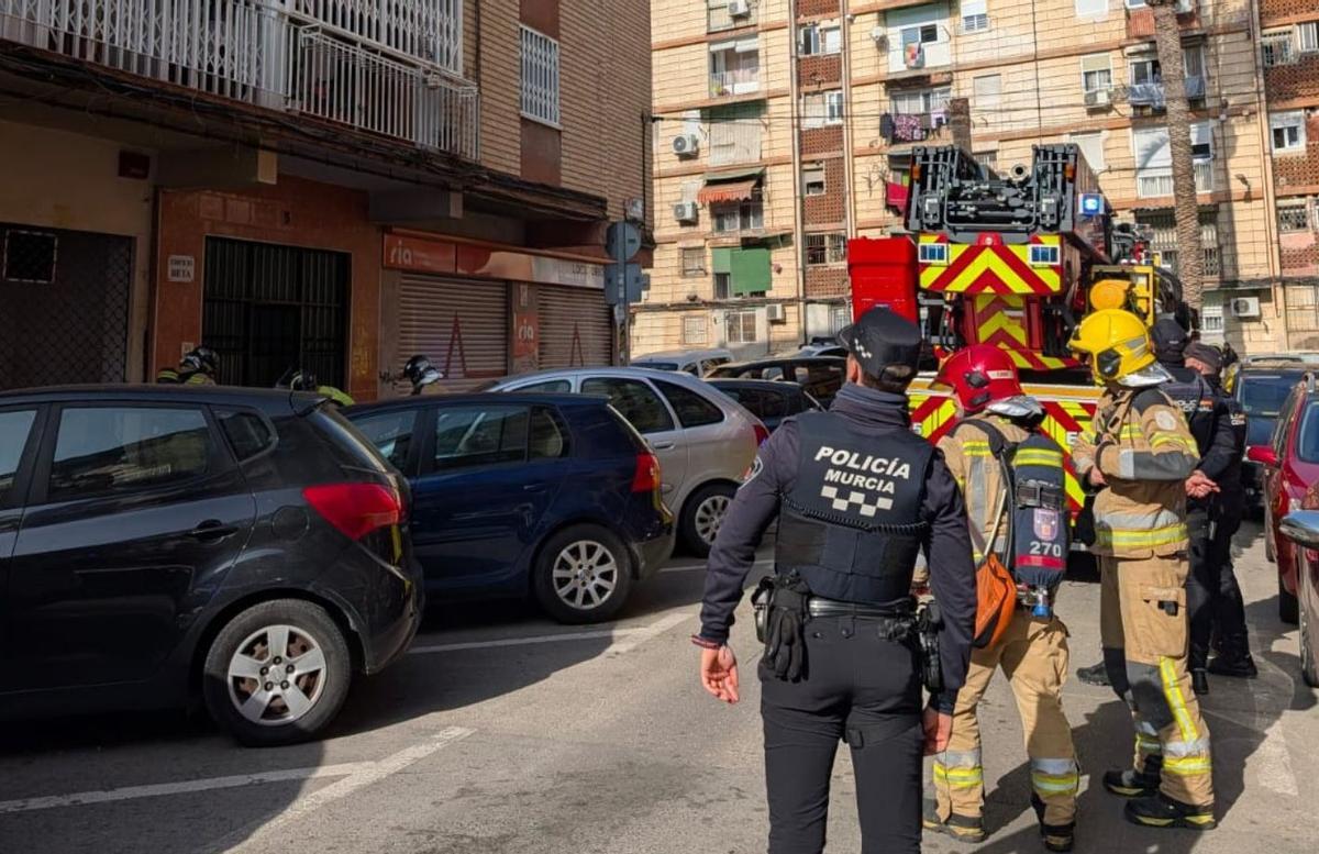 Bomberos y agentes de la Policía Local, en el lugar del incendio.