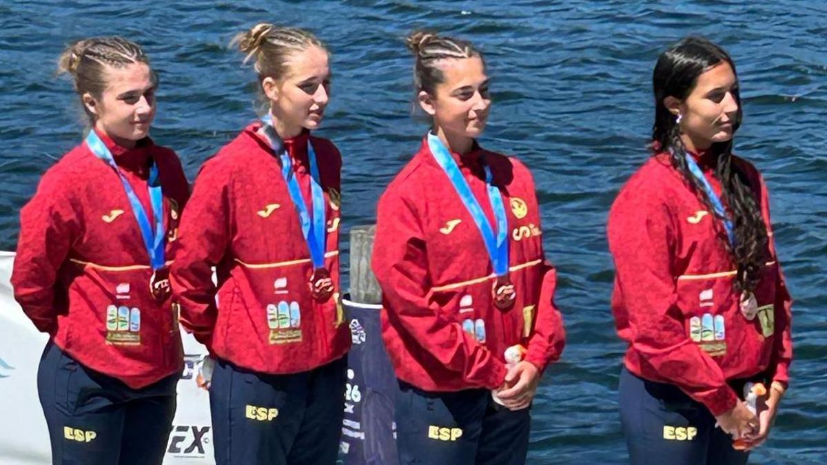 Silvia Gago, segunda por la derecha, con el bronce mundial en el podio.