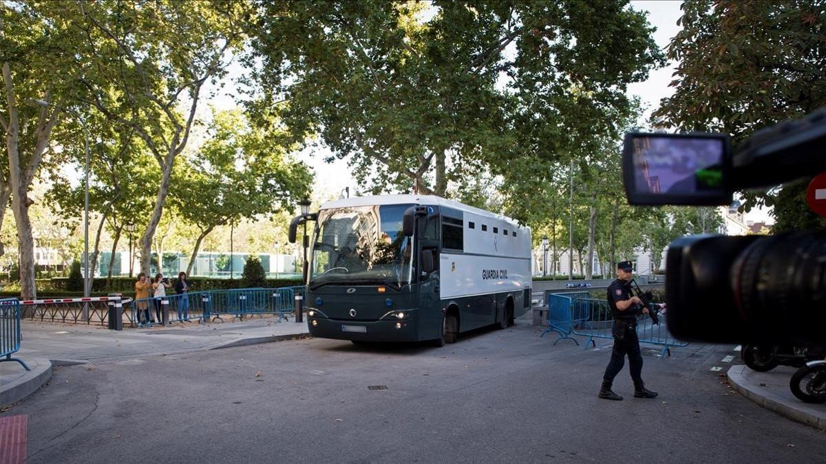 madrid  26 09 2019   el autob s de la guardia Civil que conduce a los CDR detenidos