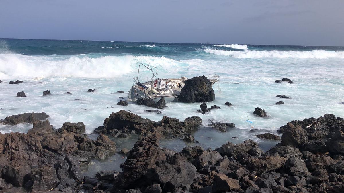 Un velero encalla en el norte de Lanzarote