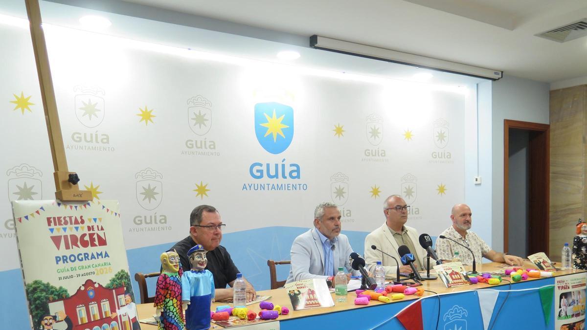 El alcalde, Alfredo Gonçalves, junto al concejal de Cultura y Deportes, Julián Melián, el cura párroco y David Vega.