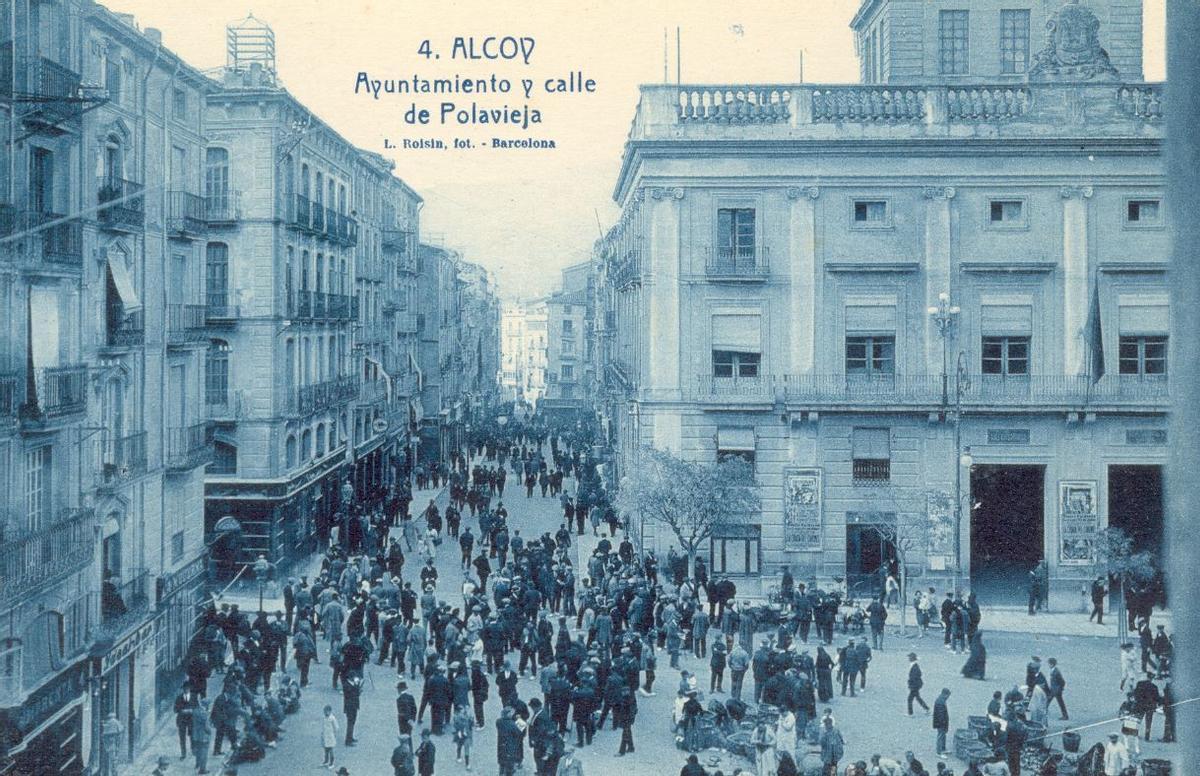 Fotografía del Ayuntamiento de Alcoy y la calle de Polavieja recreada en el vídeo con inteligencia artificial.
