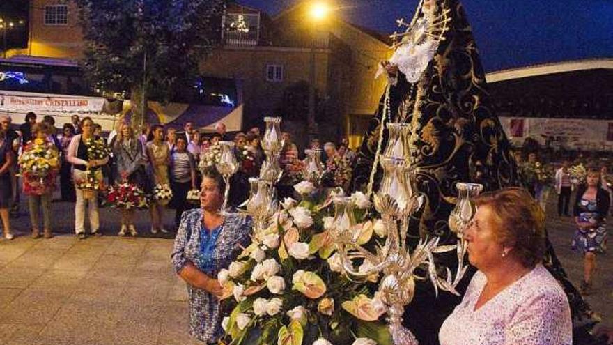 La procesión sale tras la misa solemne de las doce del mediodía. // FdV