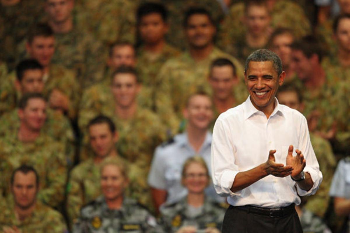 El president nord-americà, Barack Obama, sonriu abans de pronunciar un discurs davant les tropes australianes a la base aèria de la RAAF a Darwin, Austràlia.