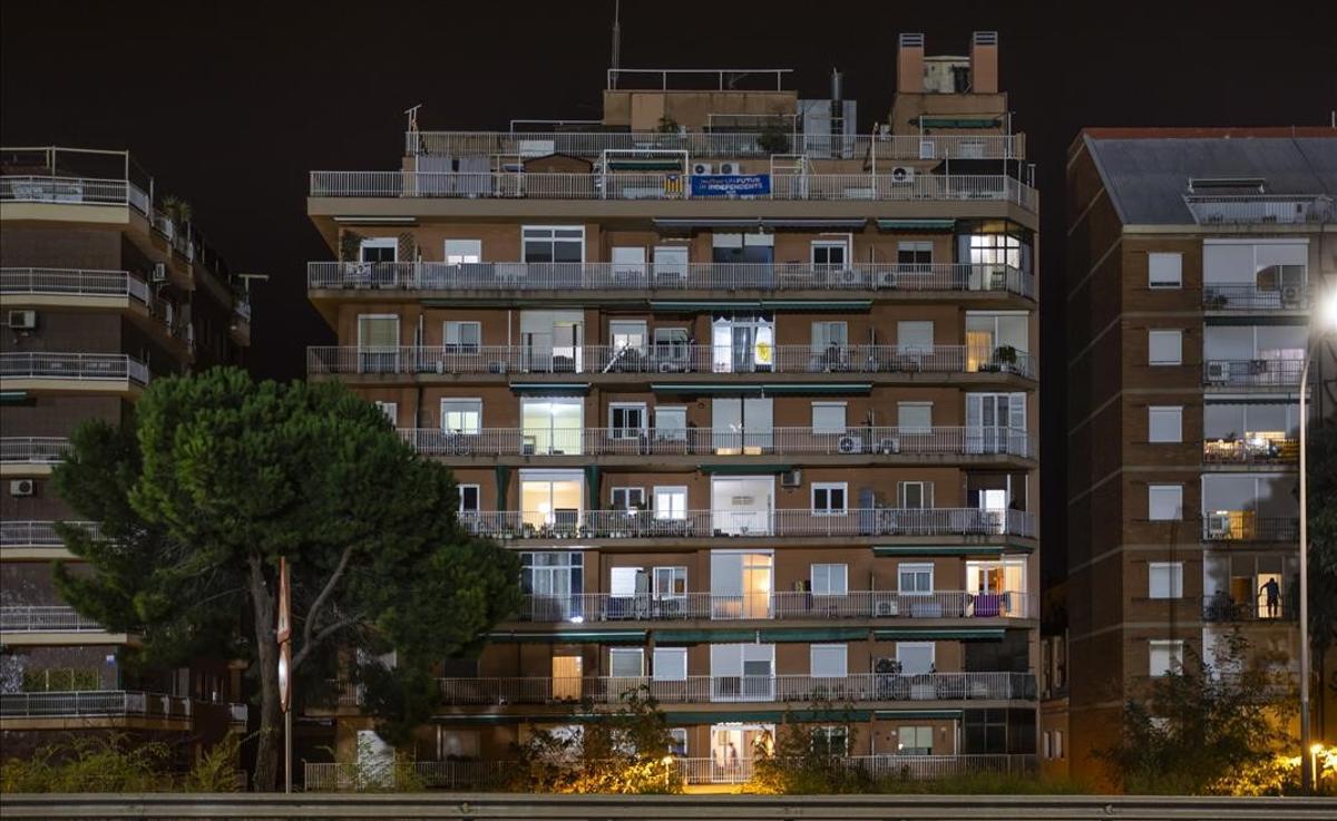 Fachada de un edificio de Barcelona, después del toque de queda.