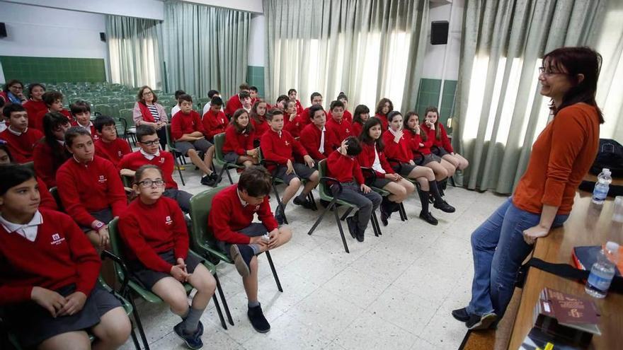 Mónica Rodríguez, ayer, durante el encuentro con los alumnos del colegio Santo Ángel.
