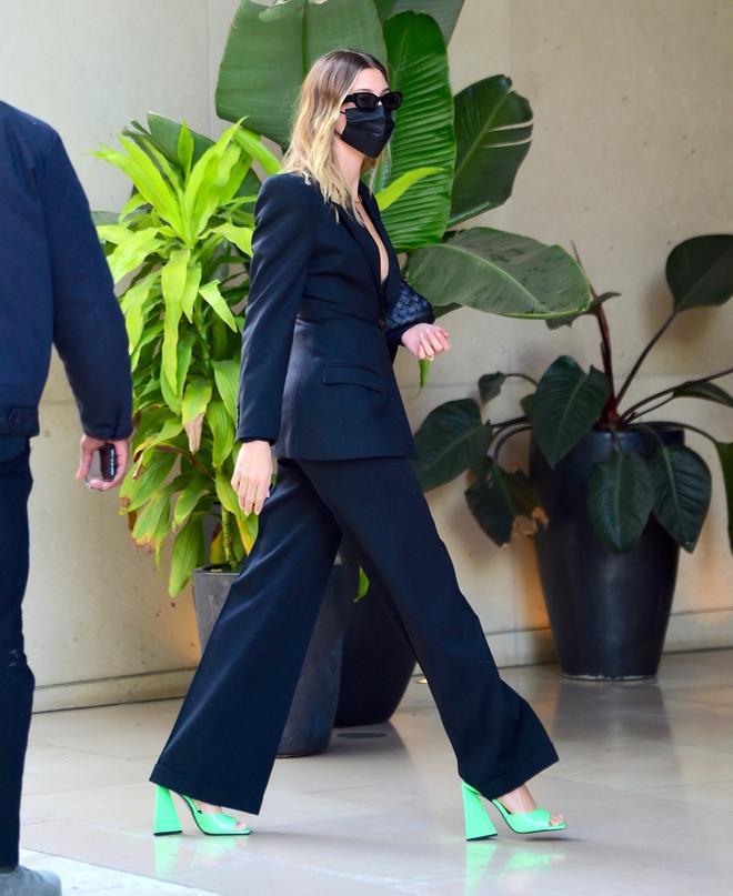 Hailey Baldwin con traje negro y zapatos verdes