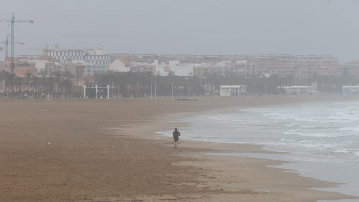 Así están las playas en València: el temporal marítimo azota con fuerza el litoral