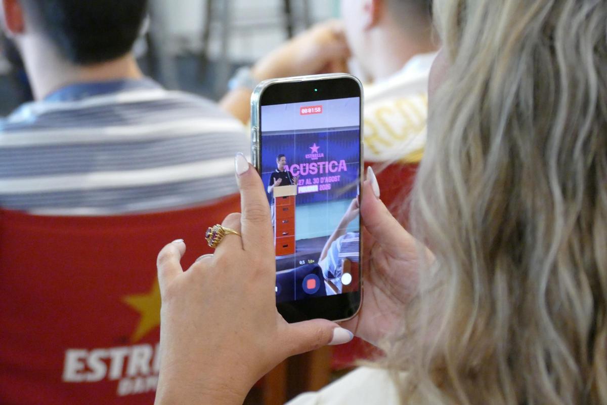 EN IMATGES | El Festival Acústica presenta el cartell de la seva vint-i-tresena edició a l'Antiga Fàbrica Estrella Damm