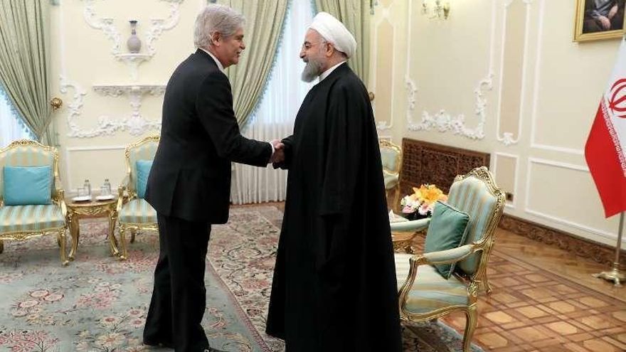 El presidente iraní, Hassan Rohani, recibe a Dastis en Teherán.