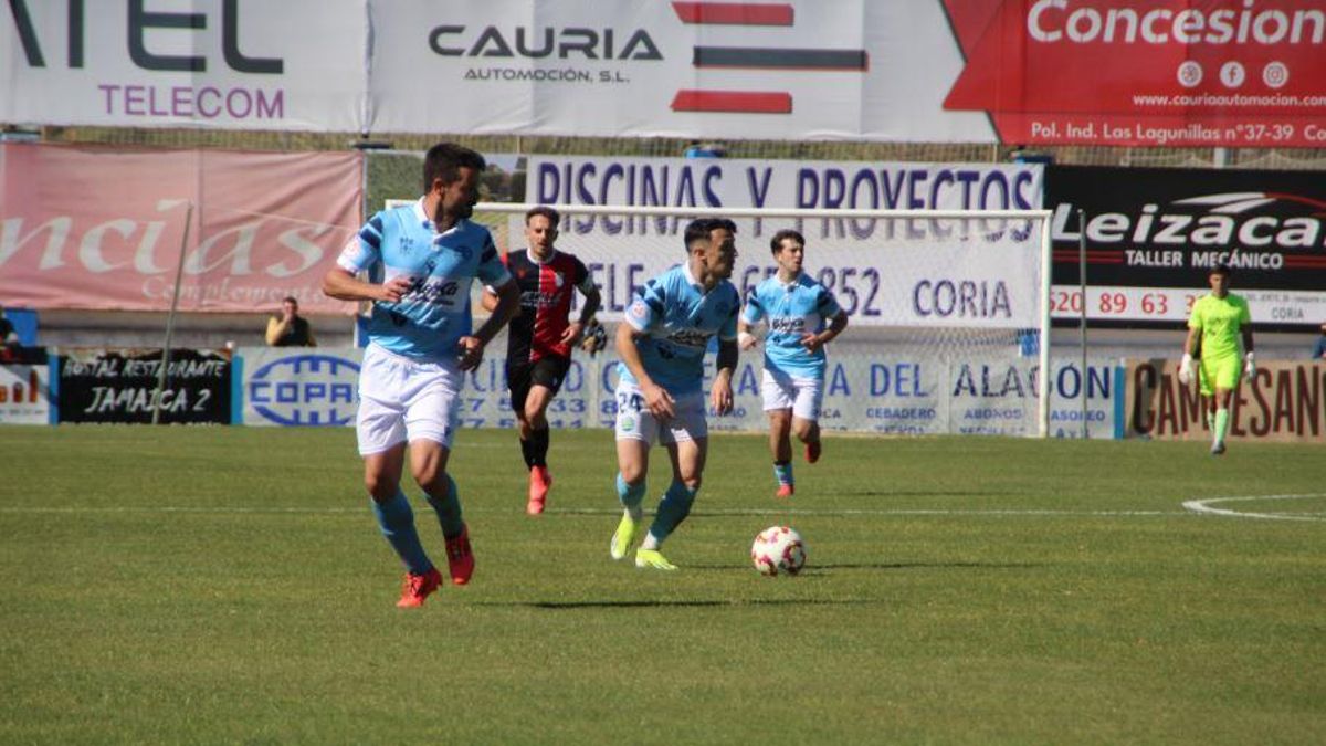 Víctor Maffeo, en acció amb el Coria en un partit contra el Melilla la temporada passada
