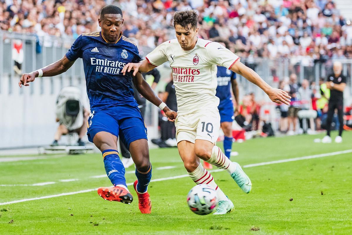 Brahim Díaz disputa un balón con David Alaba, quien será su compañero en el Real Madrid.