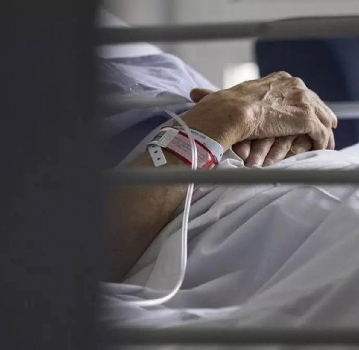 Una persona en una cama de hospital. |  EP