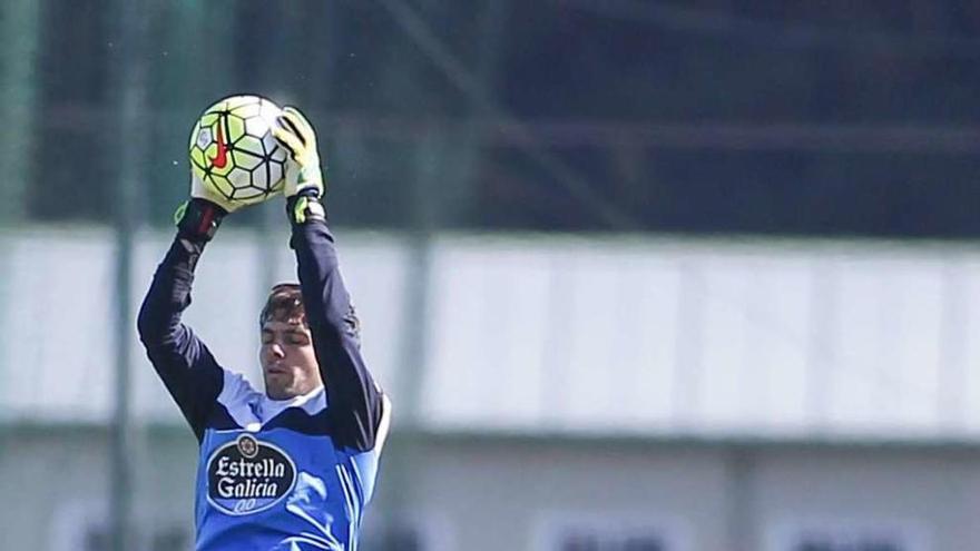 Germán Lux bloca un balón aéreo durante la sesión matinal de ayer en Abegondo.