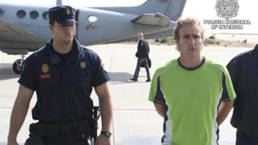 Mikel Otegi a su llegada a España.