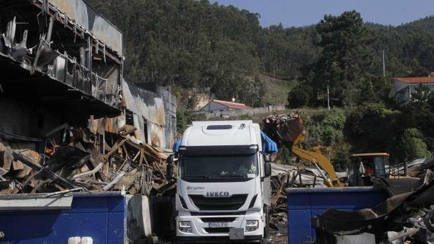 Una pala excavadora carga los residuos en un camión. // S. Álvarez