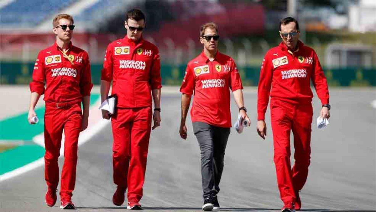 Vettel y miembros del equipo Ferrari inspeccionaron el trazado del circuito