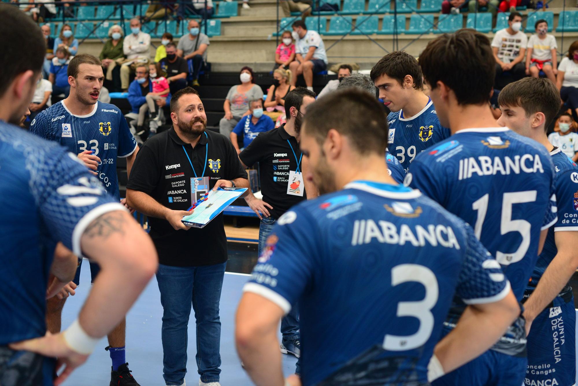 El entrenador del Cangas, Nacho Moyano, da instrucciones a sus jugadores durante un tiempo muerto.