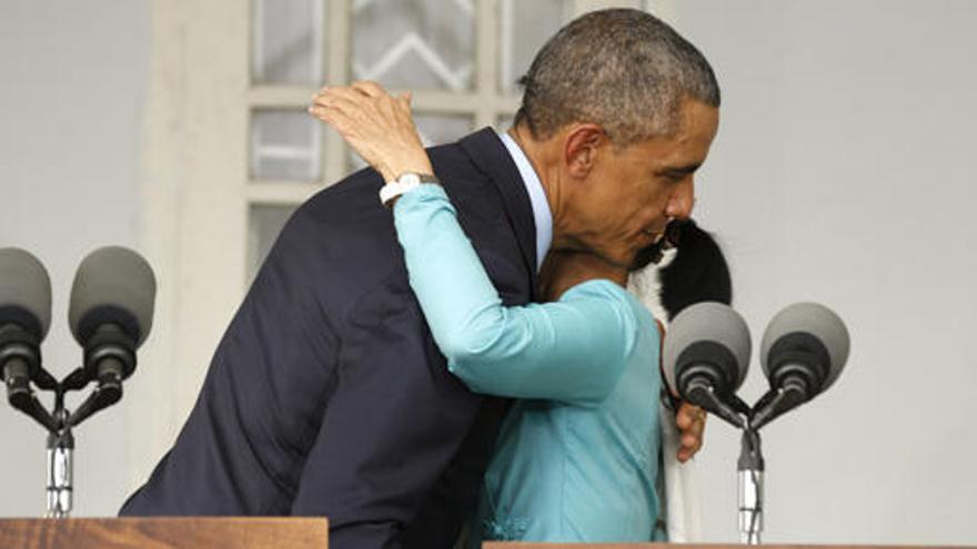 Obama se abraza a Aung San Suu Kyi.