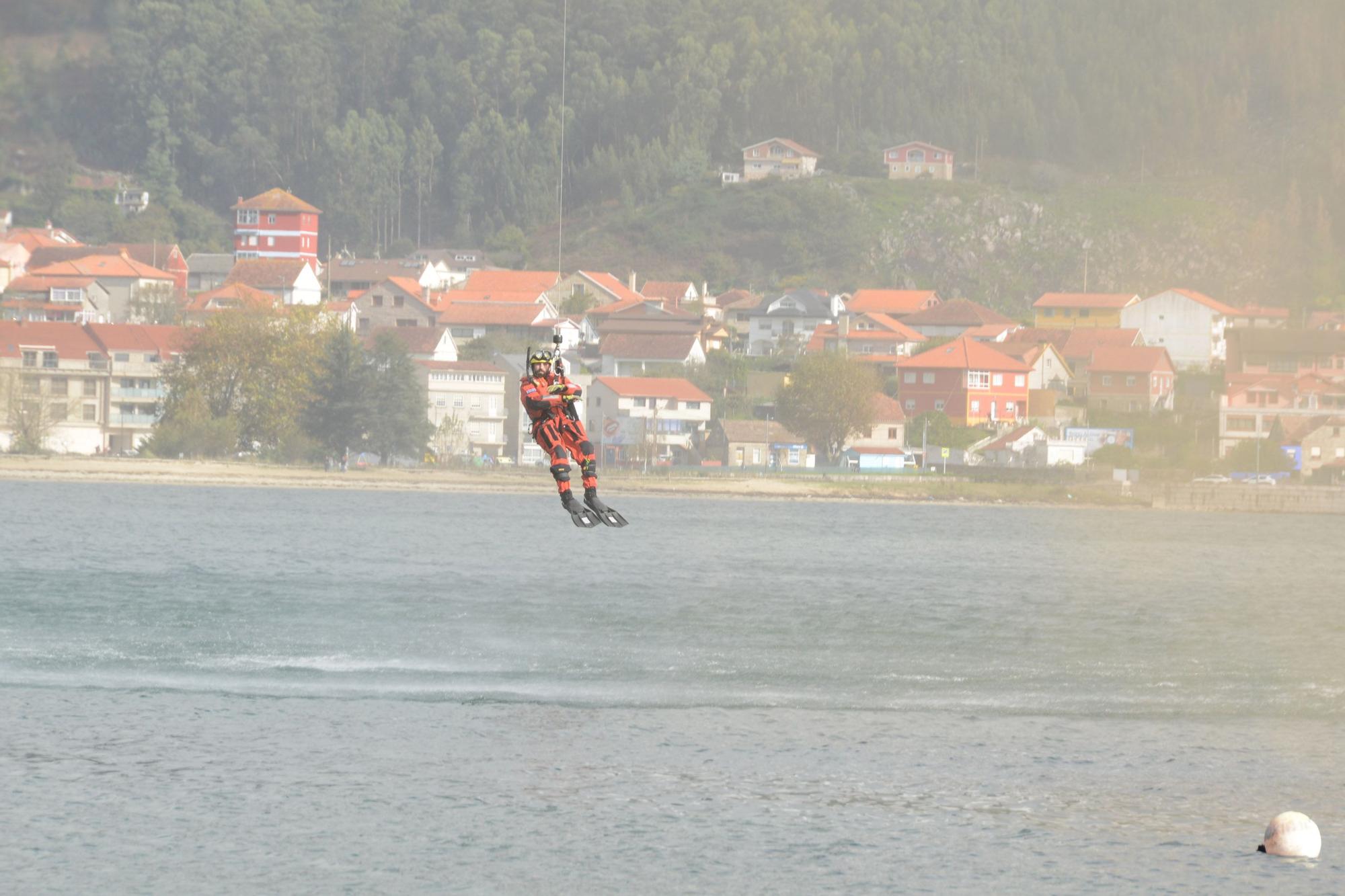 Escenas del simulacro de rescate frente a Moaña.