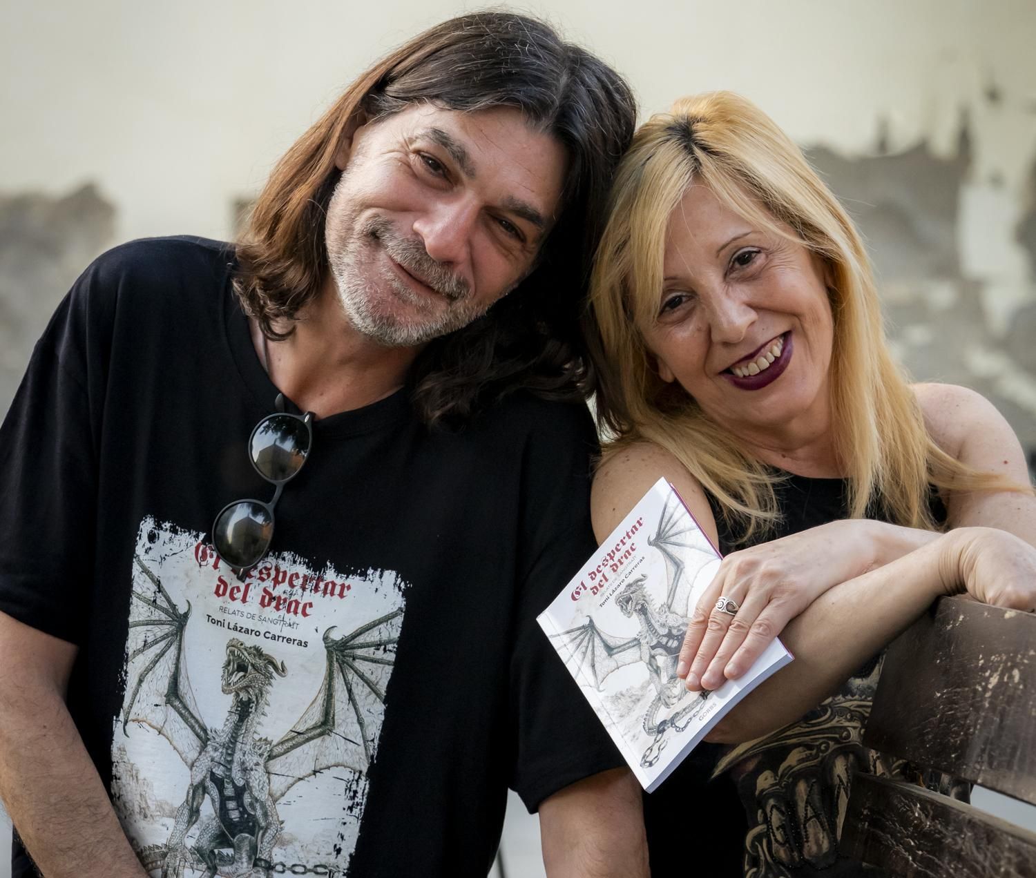 L'autor Toni Lázaro i la guitarrista Lupe Villar, de Sangtraït, amb el llibre de relats.
