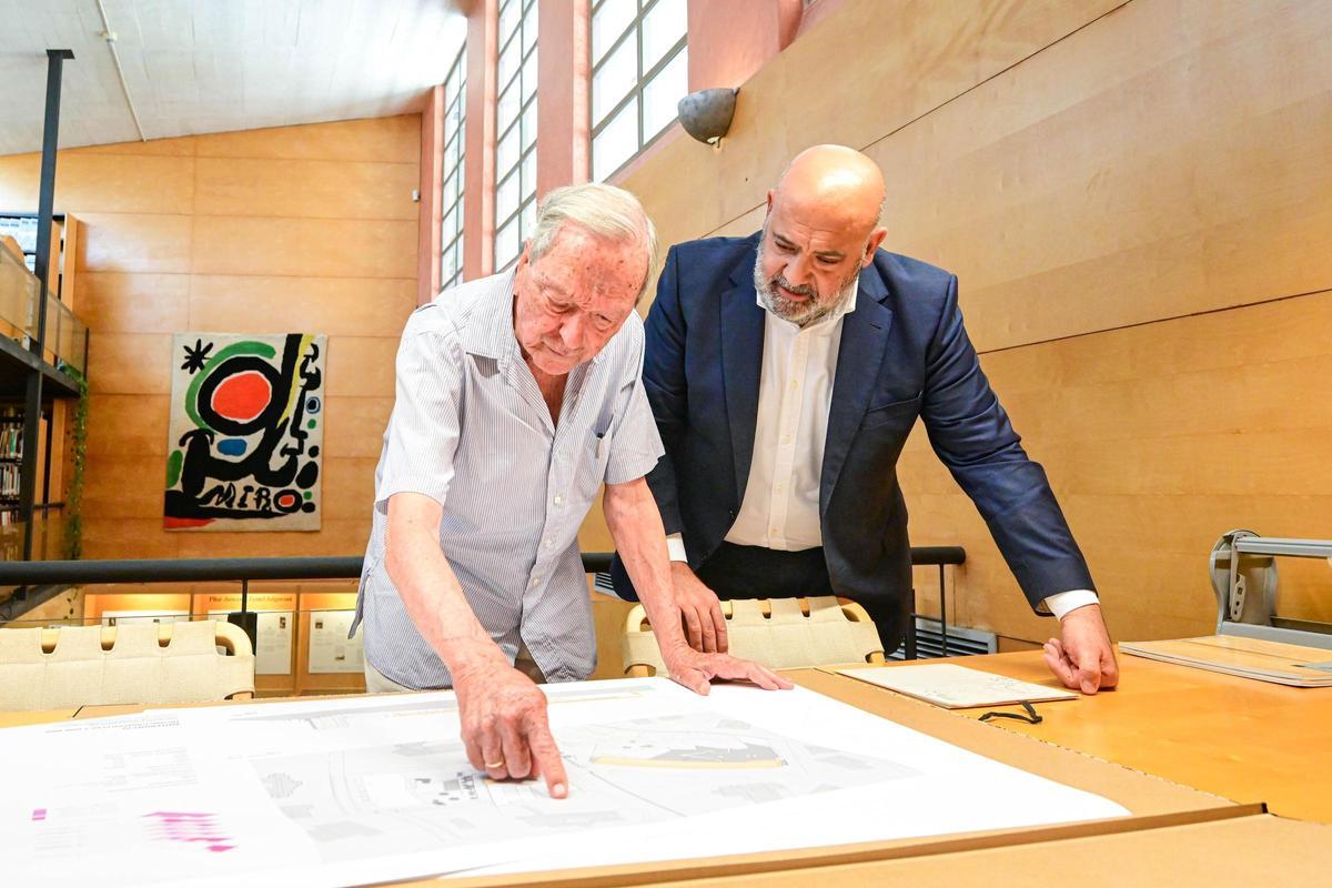 Rafael Moneo y Jaime Martínez Llabrés observando uno de los planos del edificio
