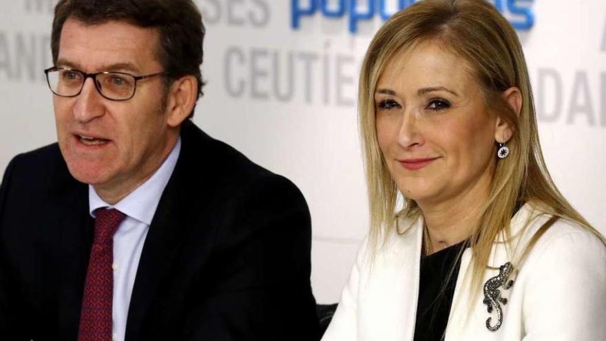 El presidente gallego, Alberto Núñez Feijóo, y su homóloga en la comunidad madrileña, Cristina Cifuentes, ayer, al inicio del Comité Ejecutivo Nacional del Partido Popular. // Sergio Barrenechea