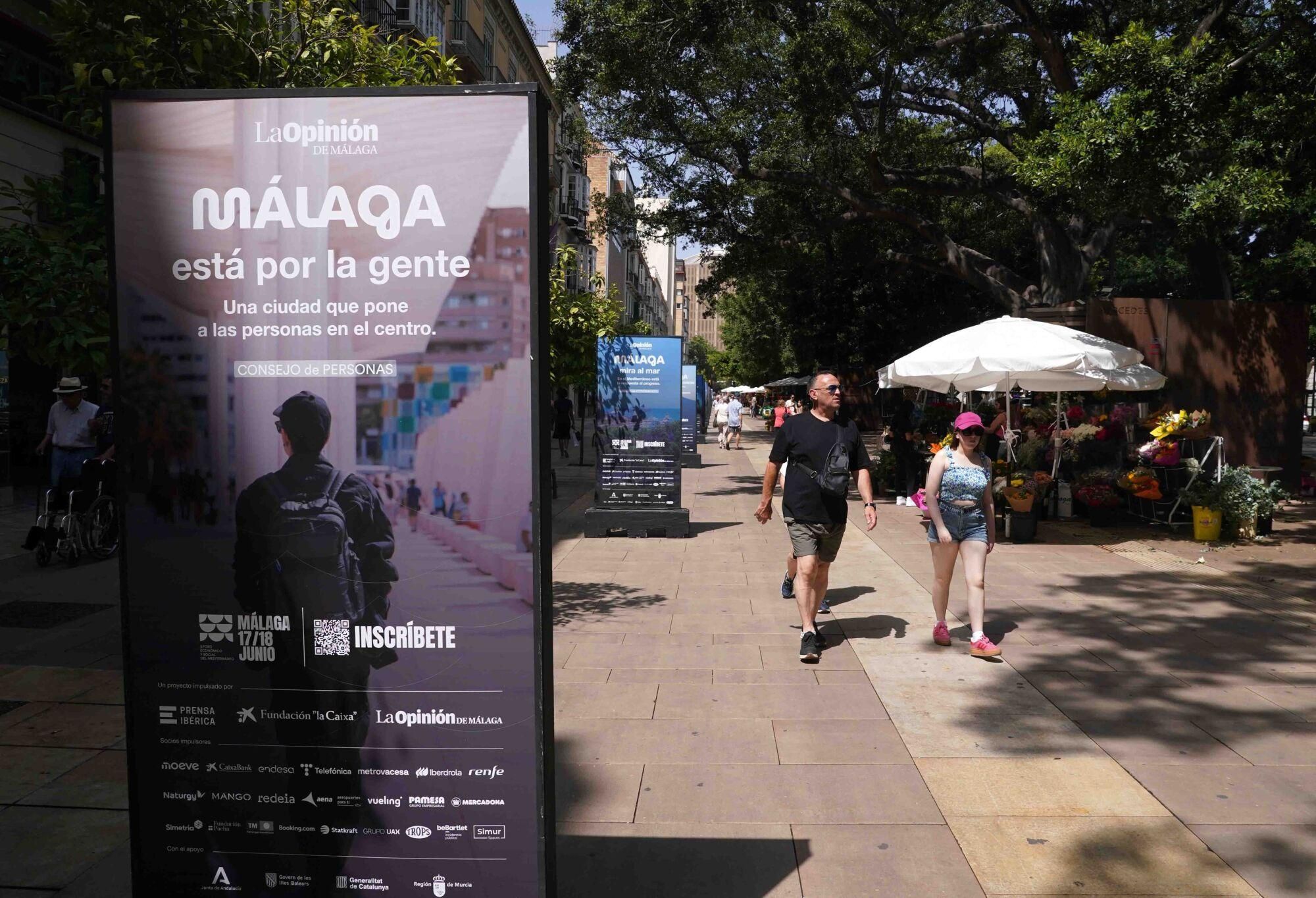 Exposición de mupis del Foro Mediterráneo en la Alameda Principal, del grupo Prensa Ibérica
