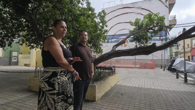 Liliana Valerón y Echedey Trujillo en la plaza de La Ilusión con el mural a sus espaldas. |