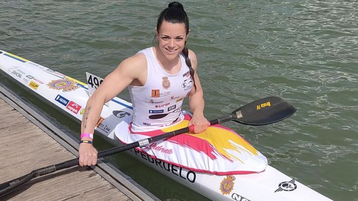 3. Laura Pedruelo, en el agua, poco antes de remar.  | |  CEDIDA