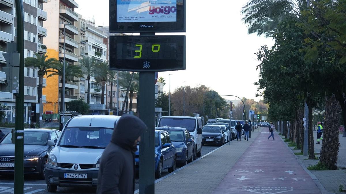 Un termómetro urbano marca tres grados centígrados en el Paseo de la Victoria de Córdoba.