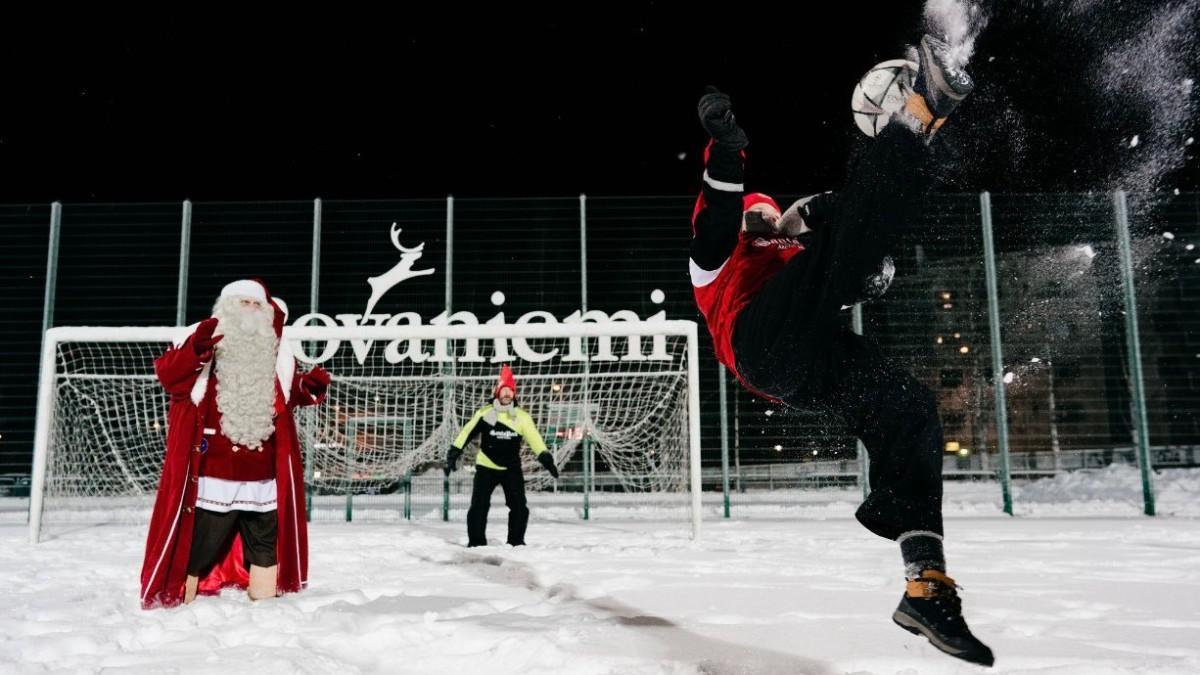 Papá Noel, en un entrenaiento nevado del FC Santa Claus