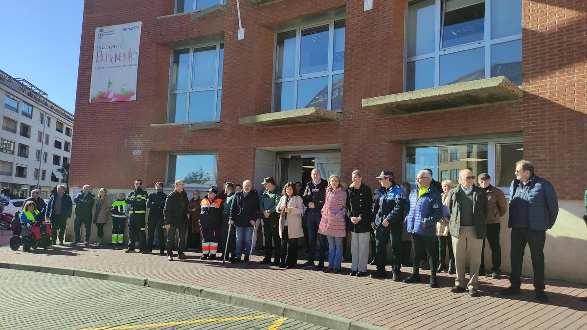 Minuto de silencio a las puertas de la sede administrativa de la avenida El Ferial de Benavente. / E. P.