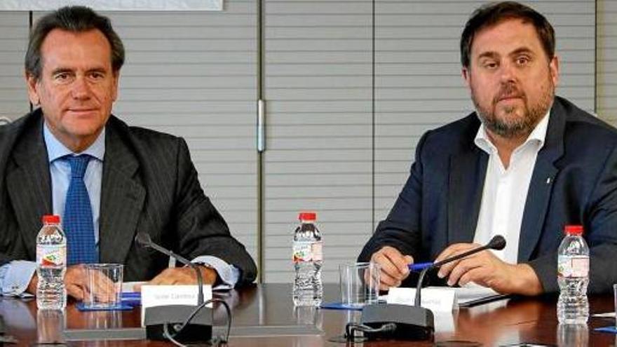 El vicepresident del Govern, Oriol Junqueras, ahir amb el president del Port de Barcelona, Sixte Cambra