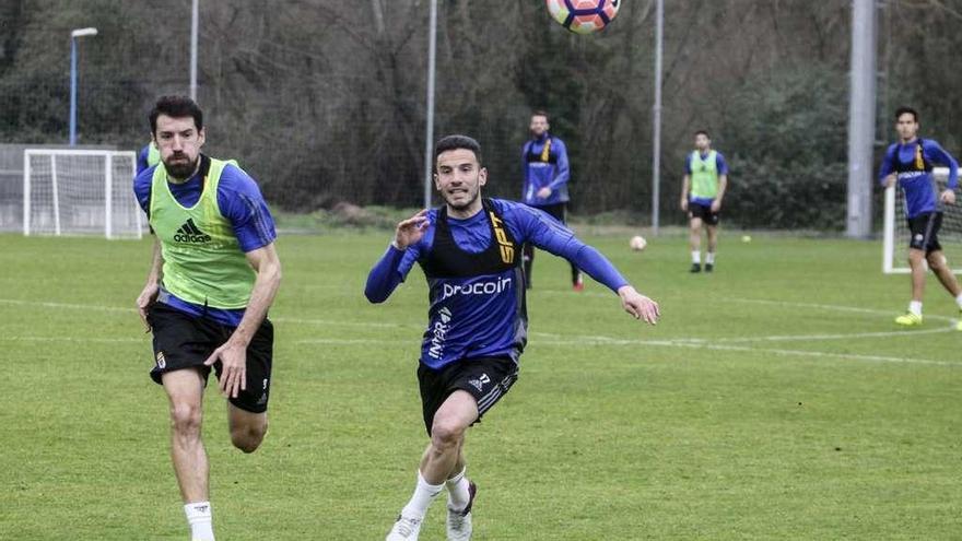 Fernández, a la derecha, disputa la pelota con Toché en un entrenamiento del Oviedo en El Requexón