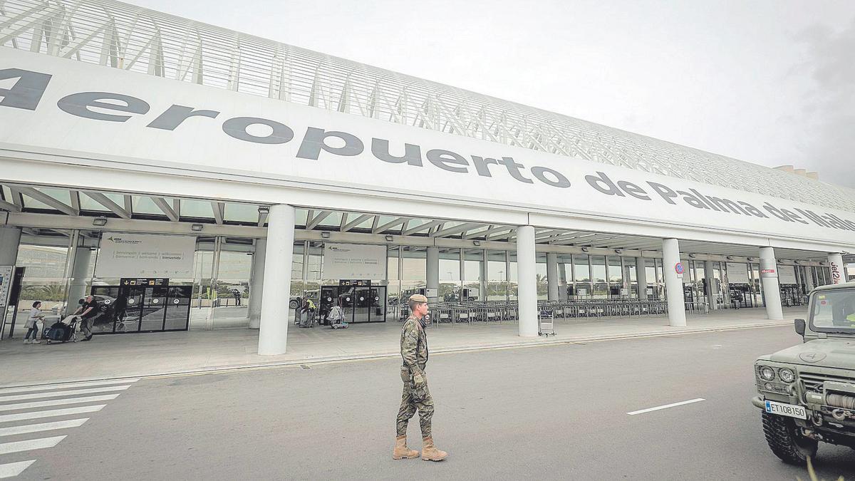 El incidente obligó a suspender la operativa del aeropuerto durante unos minutos.