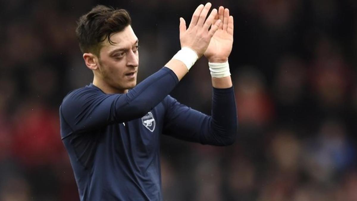 Ozil celebra el triunfo del Arsenal en campo del Bournemouth.