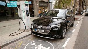 Un coche eléctrico cargándose en la Diagonal de Barcelona.