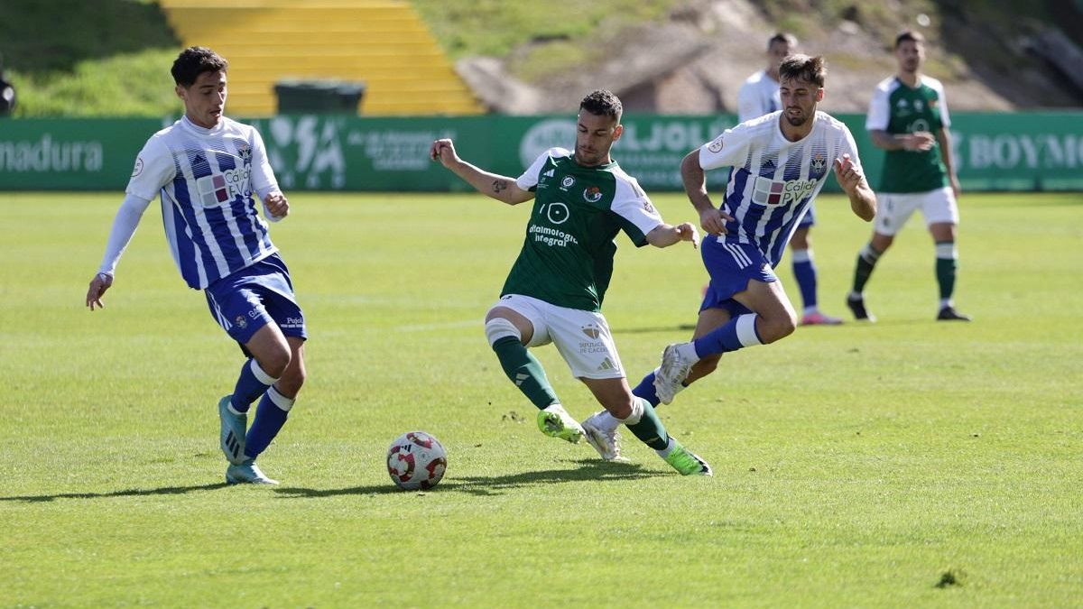Una acción del partido entre el Cacereño y el Talavera. Ambos jugaran la próxima temporada en Primera Federación.