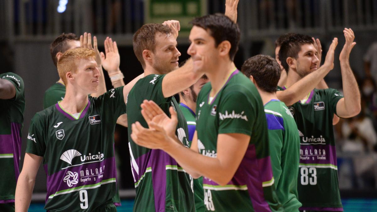 Los jugadores del Unicaja celebran su victoria ante el Breogán